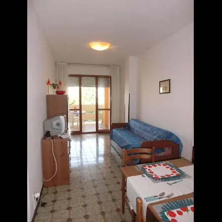 Lägenhet Lovely Flat Next To Lido Dei Pini-beahost