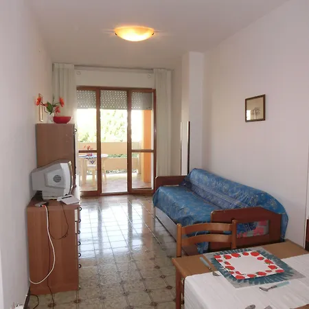 Lägenhet Lovely Flat Next To Lido Dei Pini-beahost *