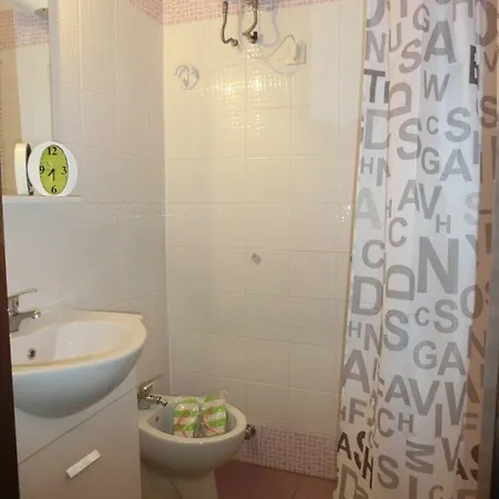 Lägenhet Lovely Flat Next To Lido Dei Pini-beahost *