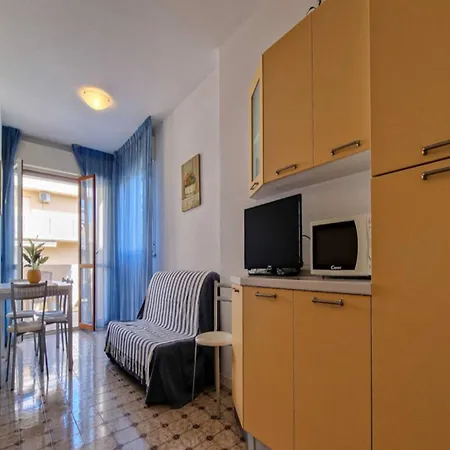 Apartamento Lovely Flat Next To Lido Dei Pini-beahost *